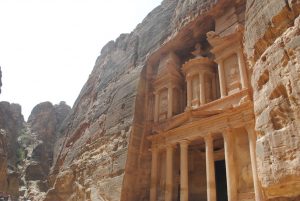 Lee más sobre el artículo Petra, Jordania: qué ver, cómo visitarla y consejos tras mi viaje