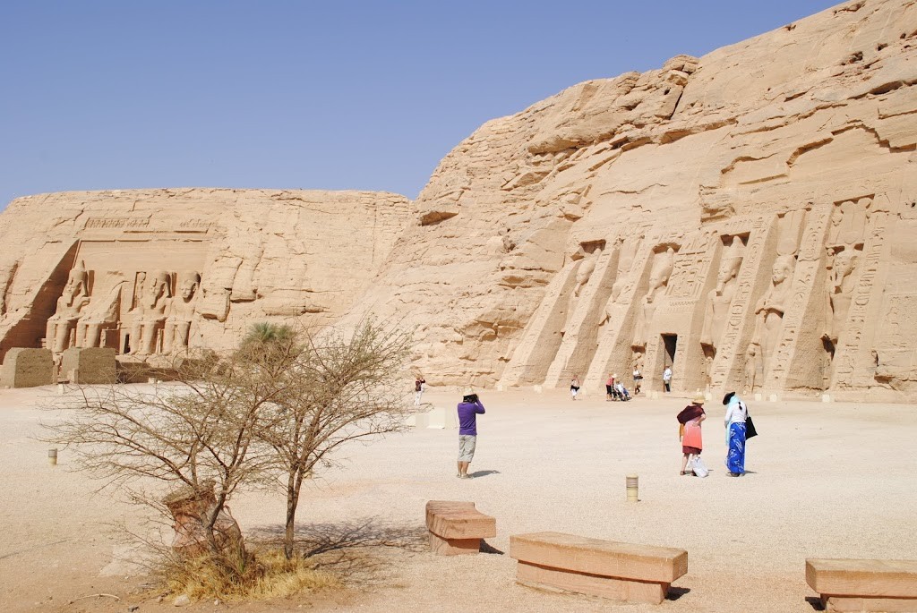 Los templos de Ramsés II (al fondo) y el de su esposa (al frente)