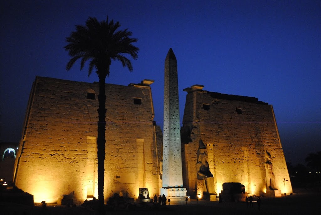 El templo de Luxor iluminado artificialmente