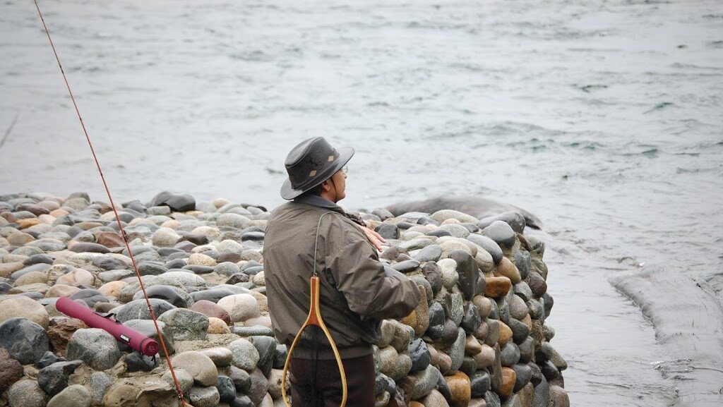Pescador en Villa La Angostura, durante la temporada de pesca