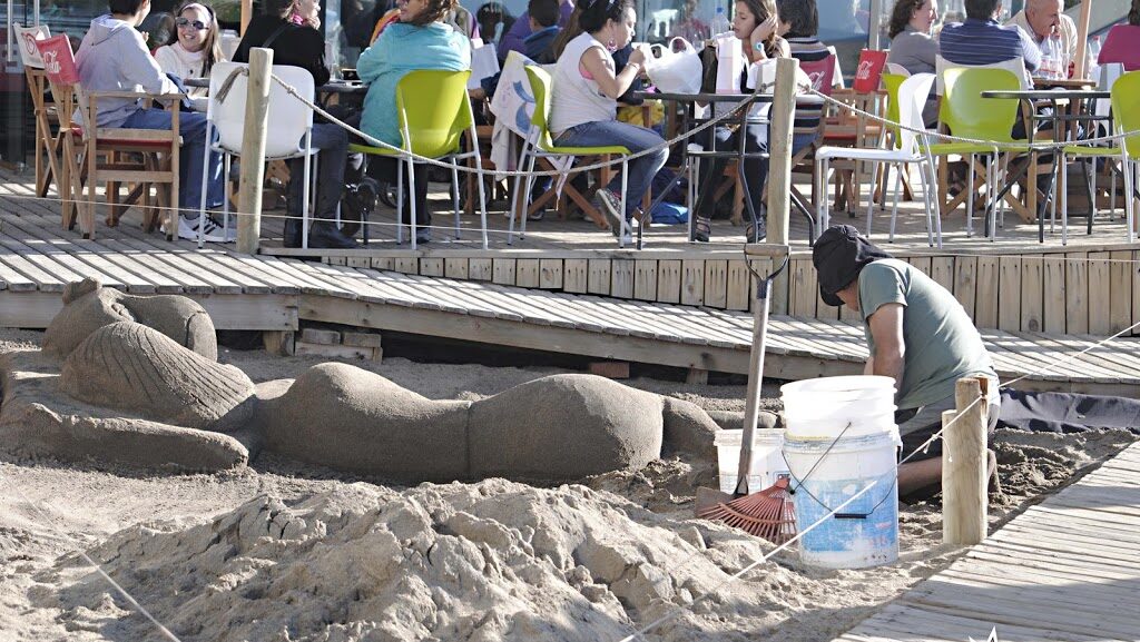 Artista en playa de Viña