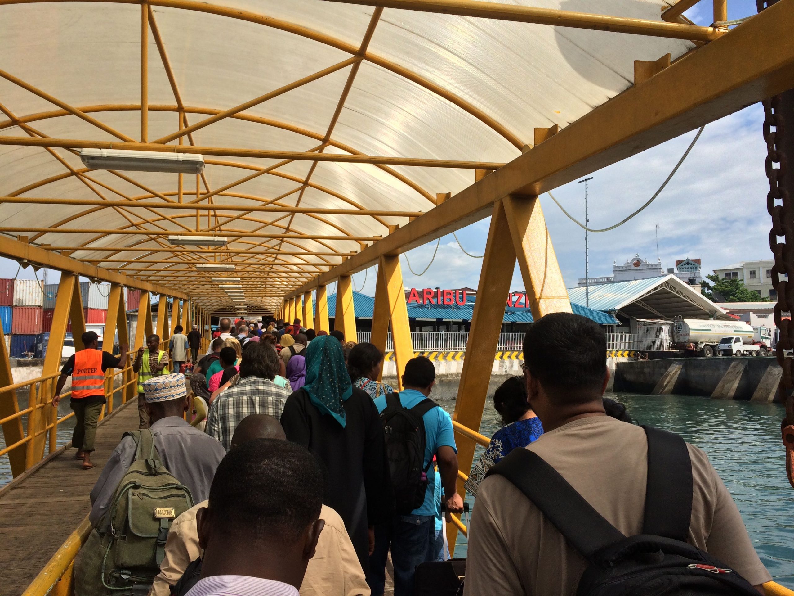 Ferry de Azam Marine llegando a Zanzibar desde Dar es Salaam