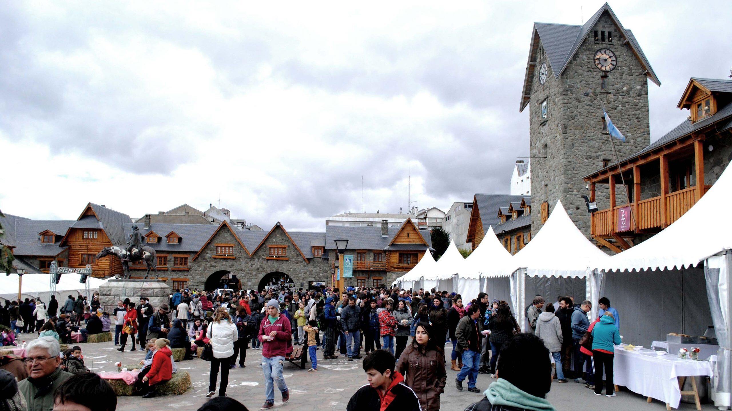 Evento Bariloche a la Carta en el Centro Cívico de Bariloche con feria y público