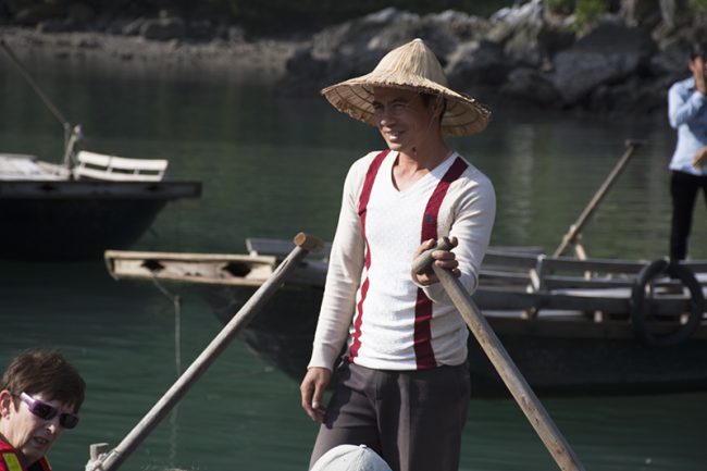 Uno de los hombres que realiza paseos en barcos por Halong Bay