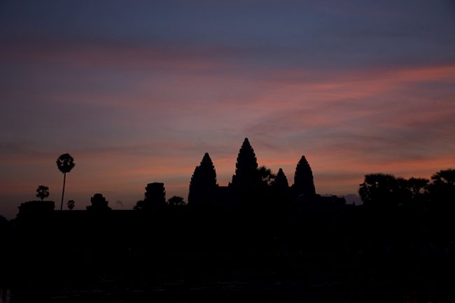 Amanecer frente a Angkor Wat