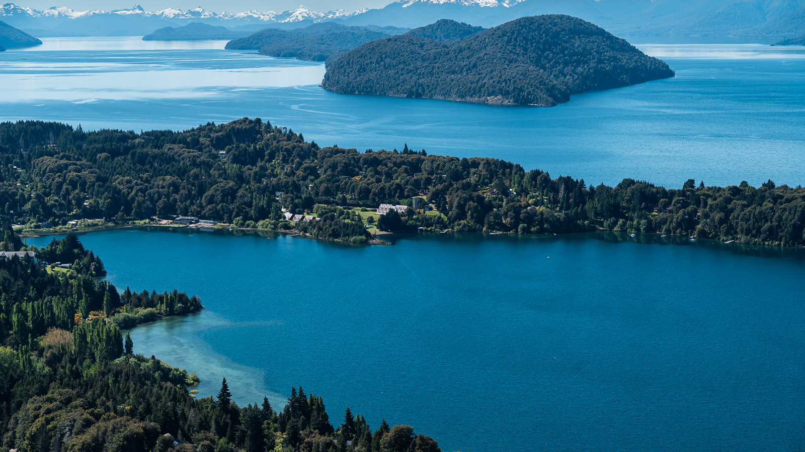 Vista panorámica de lagos y montañas desde el Cerro Campanario, Bariloche