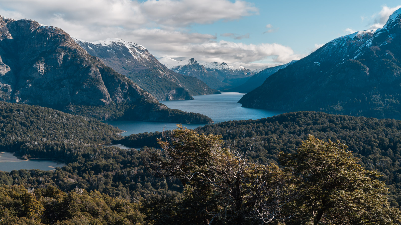 Vista de lagos y montañas desde el Cerro Llao Llao, en Bariloche