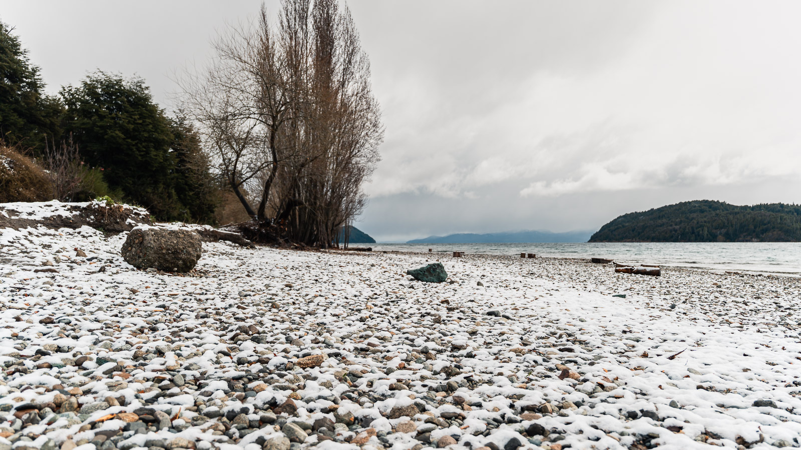 Playa Bonita nevada en invierno, a orillas del lago Nahuel Huapi