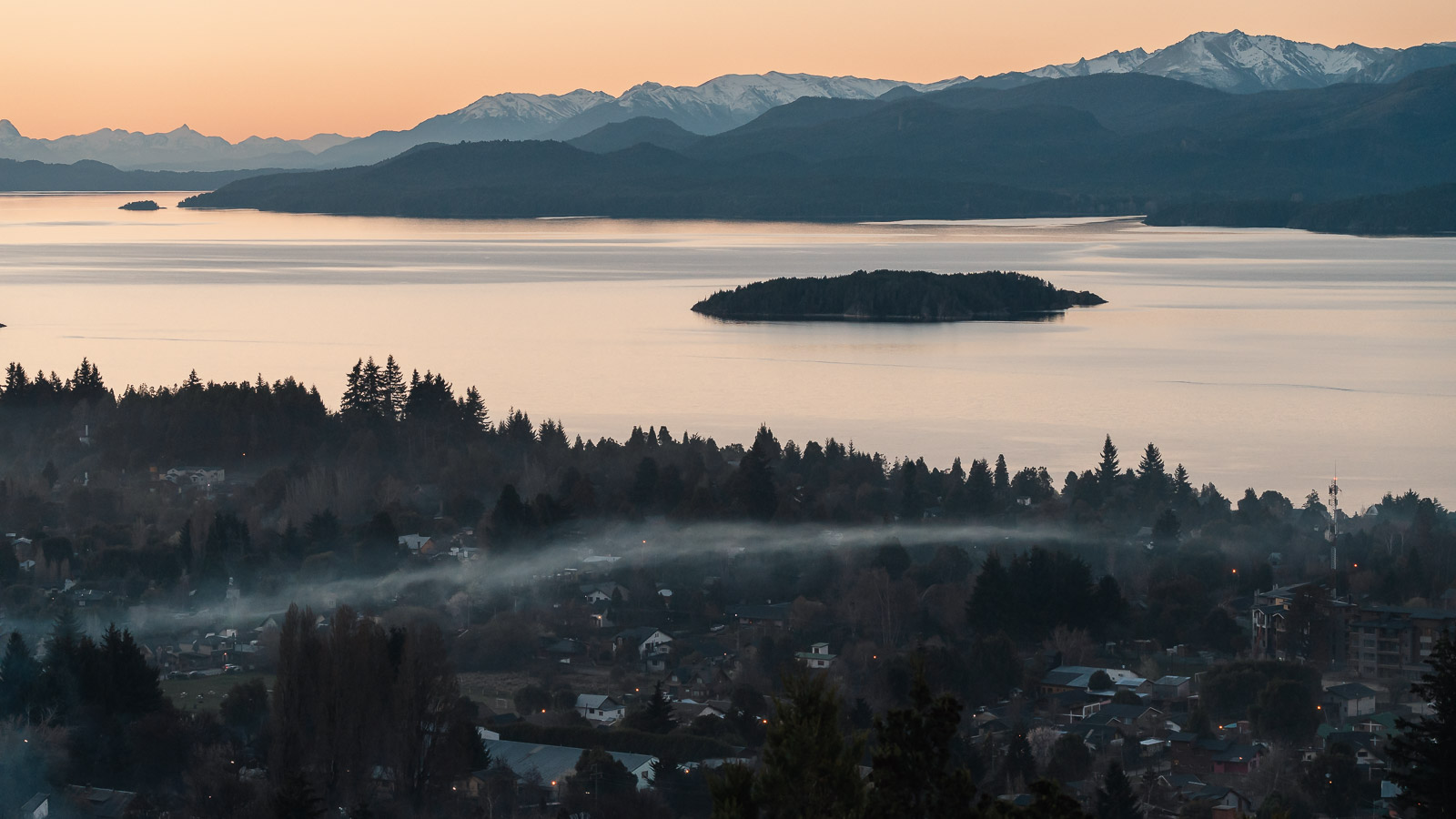 Atardecer en Bariloche con vista al lago Nahuel Huapi y la ciudad
