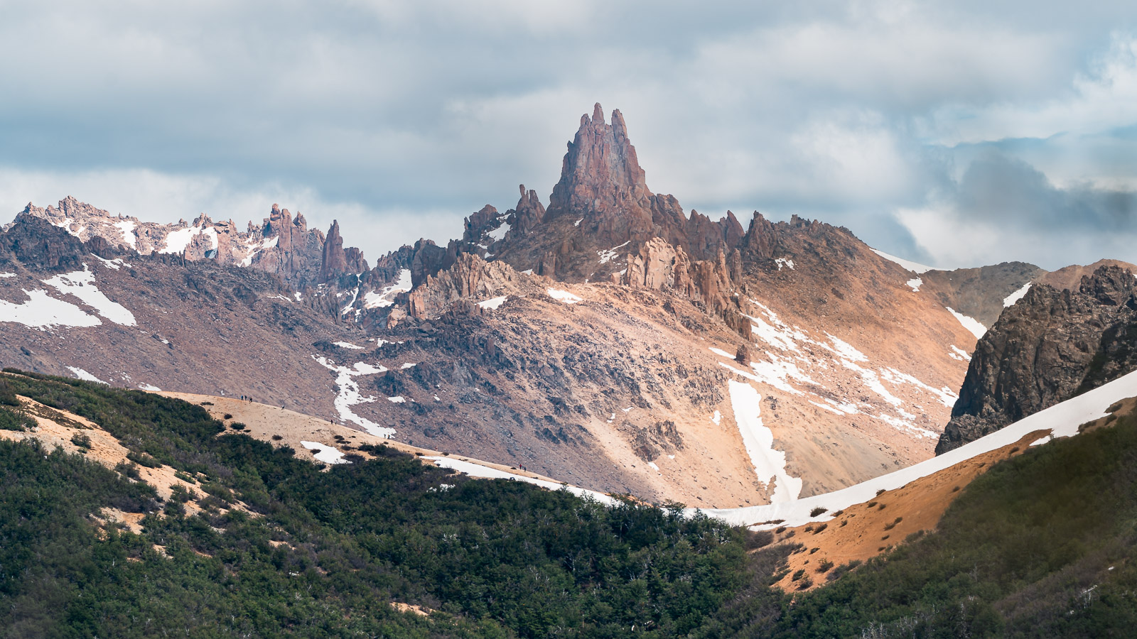 Montañas de Bariloche en primavera, paisaje patagónico