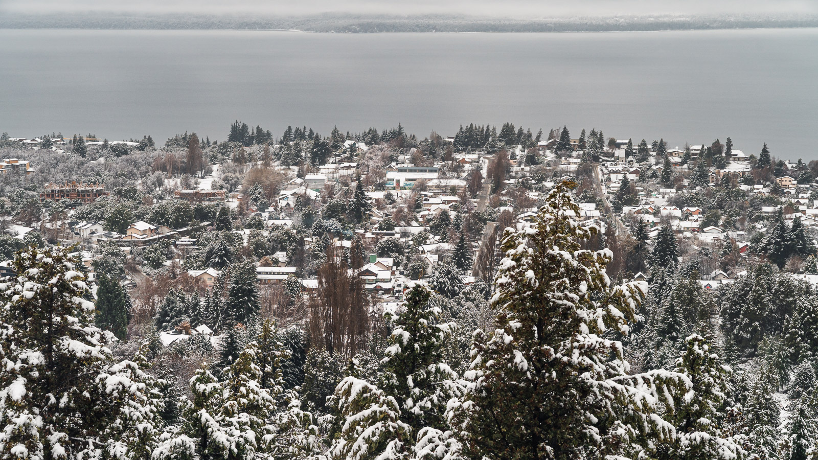 Bariloche en invierno: ciudad nevada con el lago Nahuel Huapi al fondo