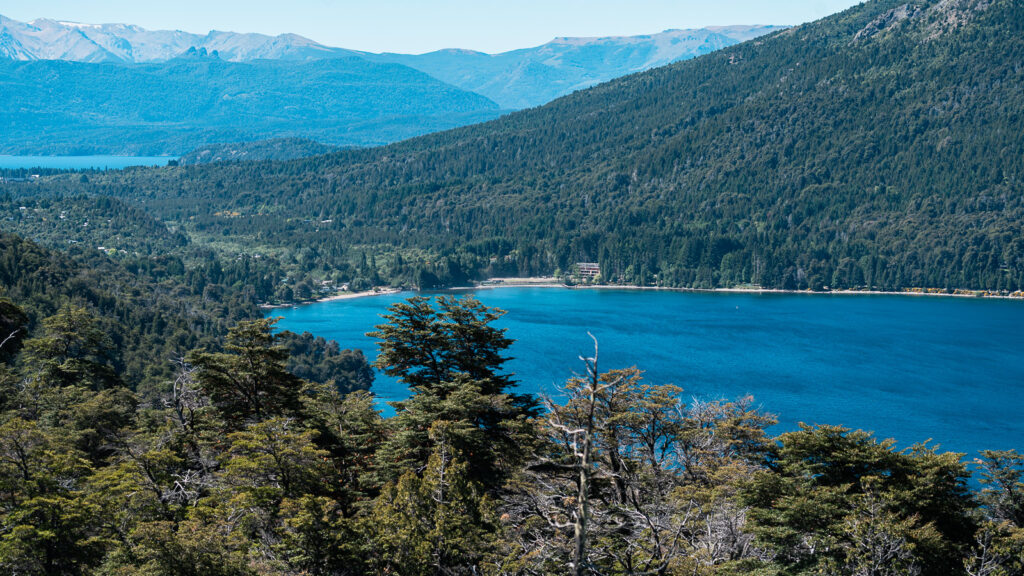 Vista del Lago Gutierrez en Bariloche, lugar perfecto para vacacionar en verano