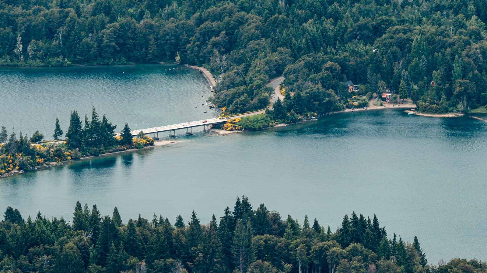 Vista aérea del lago Nahuel Huapi y bosques cerca de Bariloche