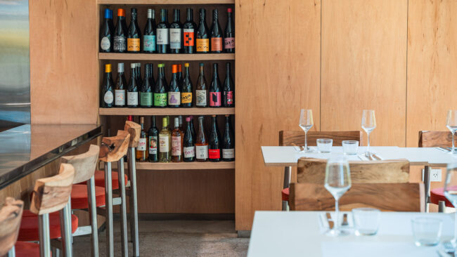 Barra y salón del restaurante Solís Cocina, de la chef Mecha Solís, en Bariloche