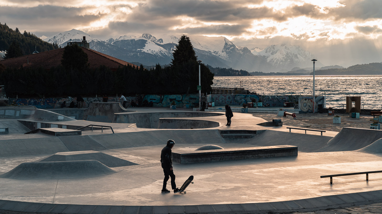 Centro de Bariloche y costanera frente al lago Nahuel Huapi.