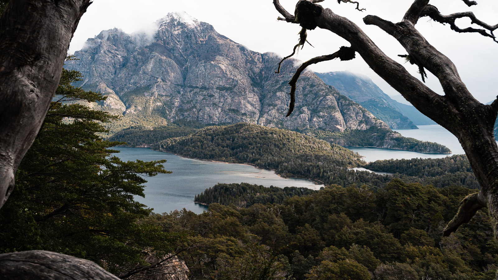 Vista panorámica en Bariloche con lago y montañas desde un mirador