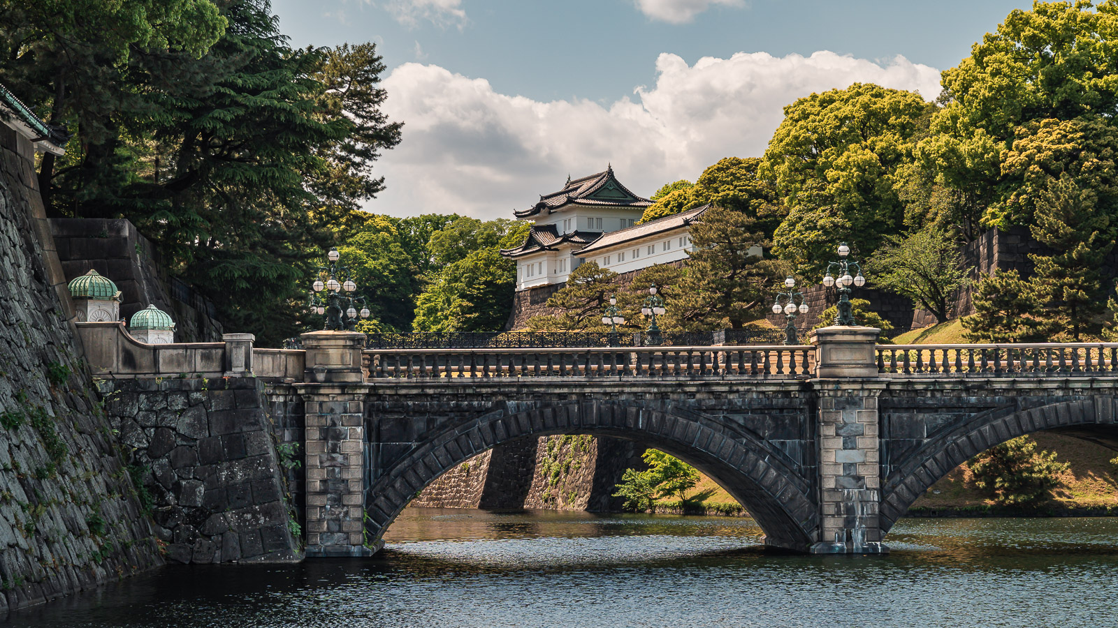 Puente y alrededores del Palacio Imperial de Tokio en el barrio de Chiyoda