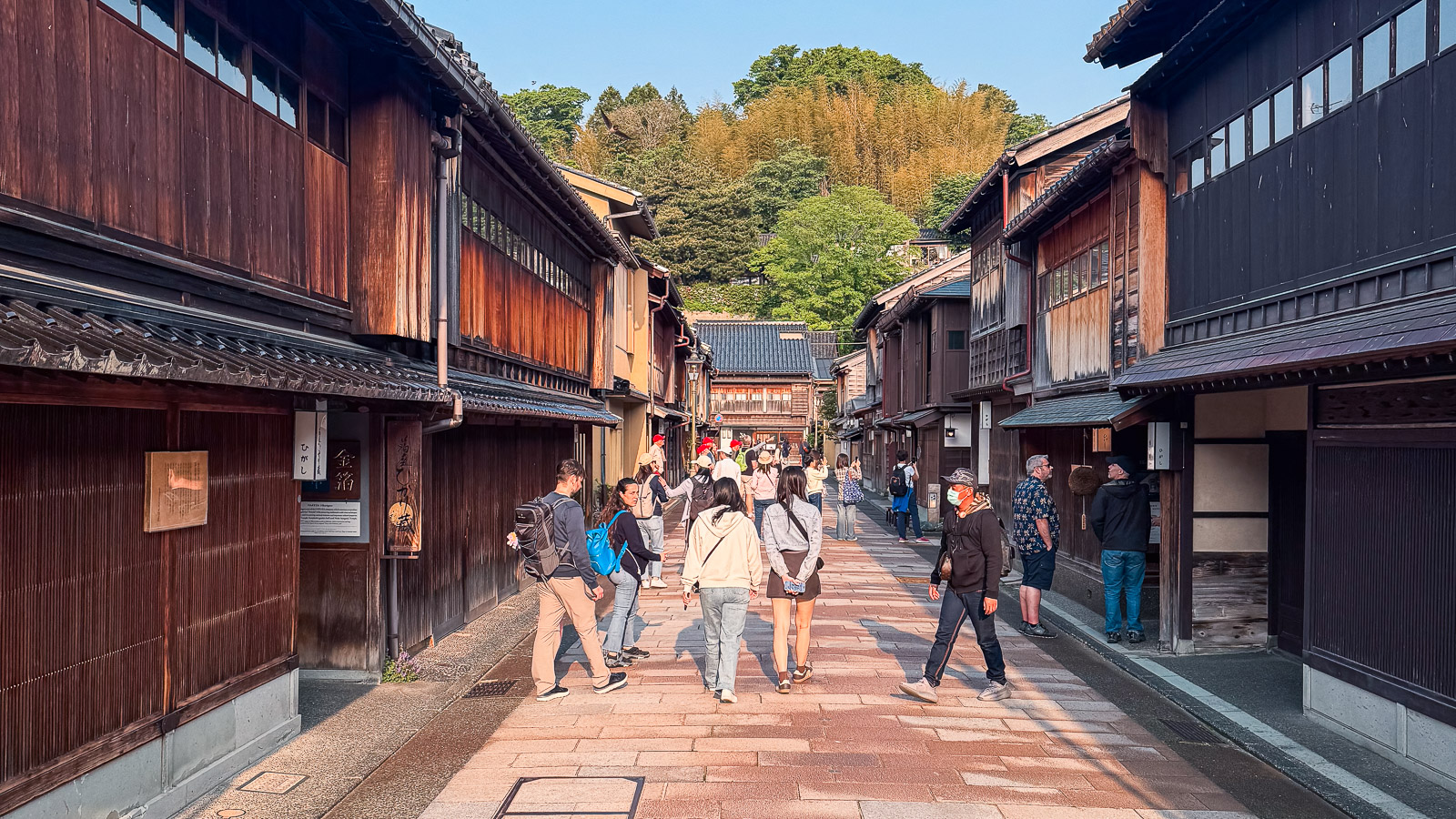 Barrio de geishas en Kanazawa con casas tradicionales de madera