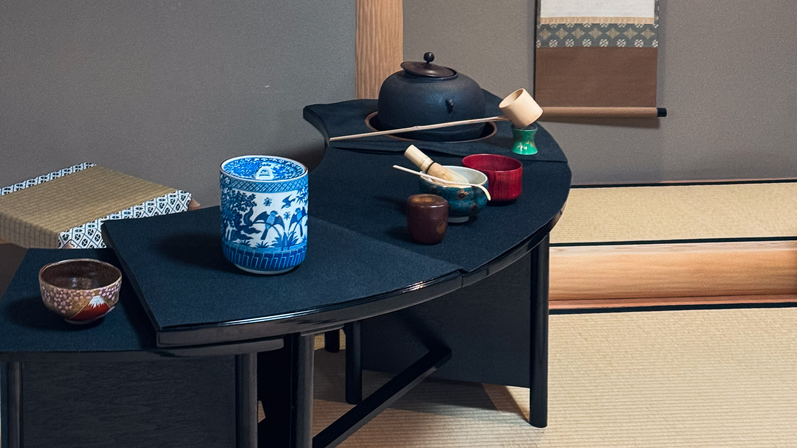 Ceremonia del té en el jardín Kenroku-en de Kanazawa