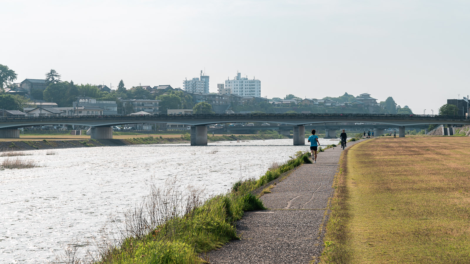 Paseo en bicicleta junto al río en Kanazawa