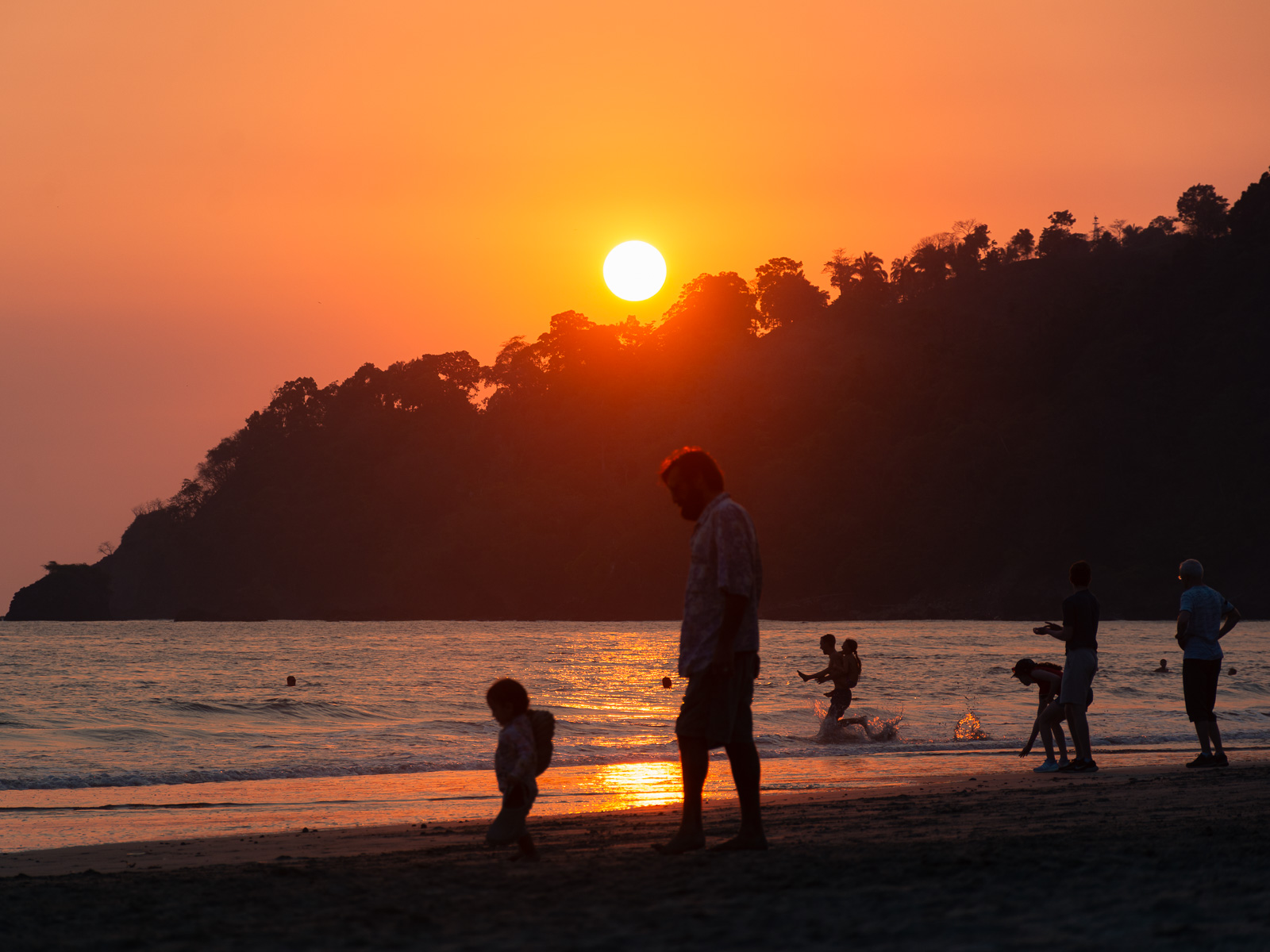 Atardecer en Playa Espadilla, Manuel Antonio, Costa Rica