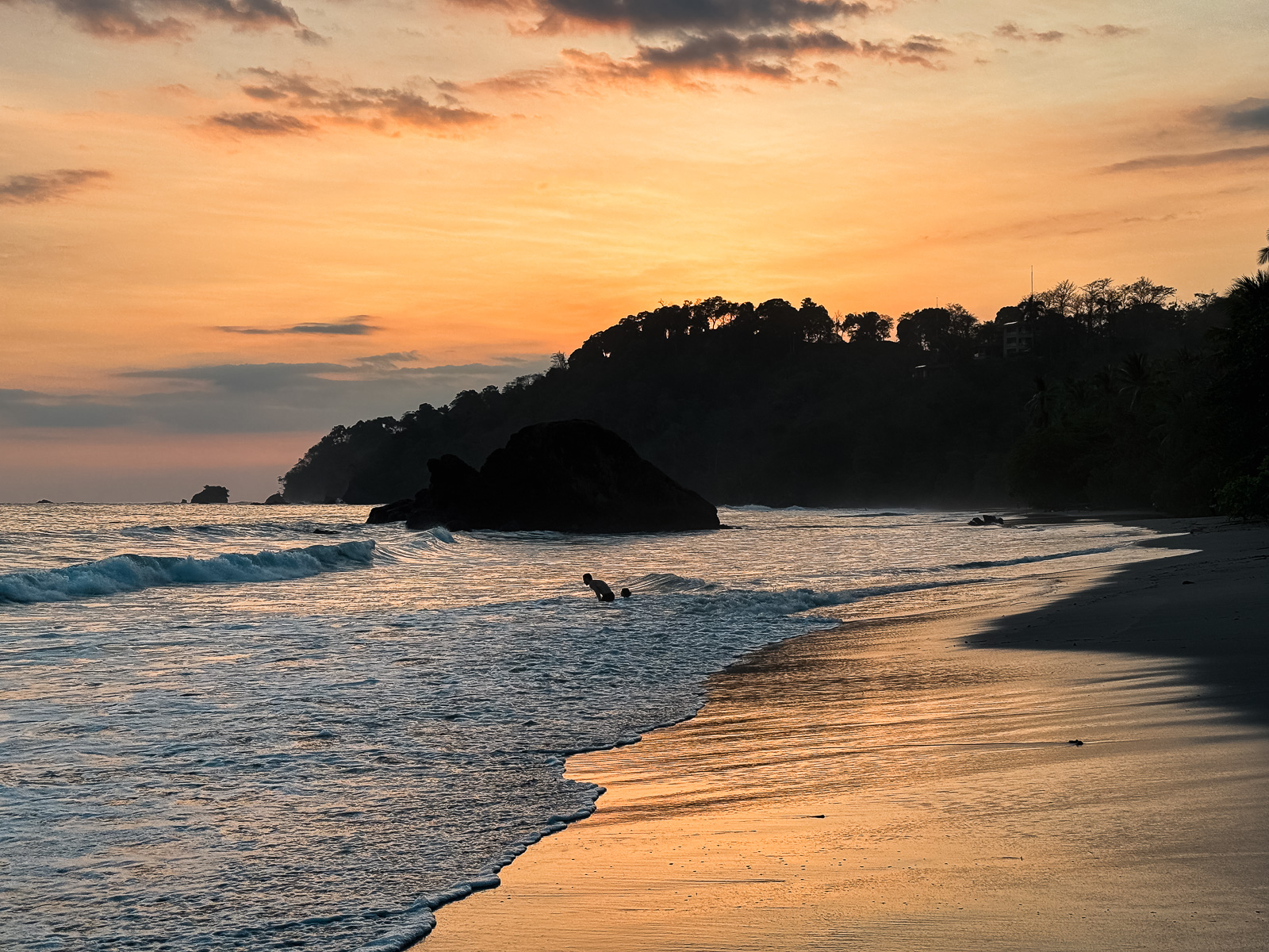 Atardecer en la playa de Manuel Antonio