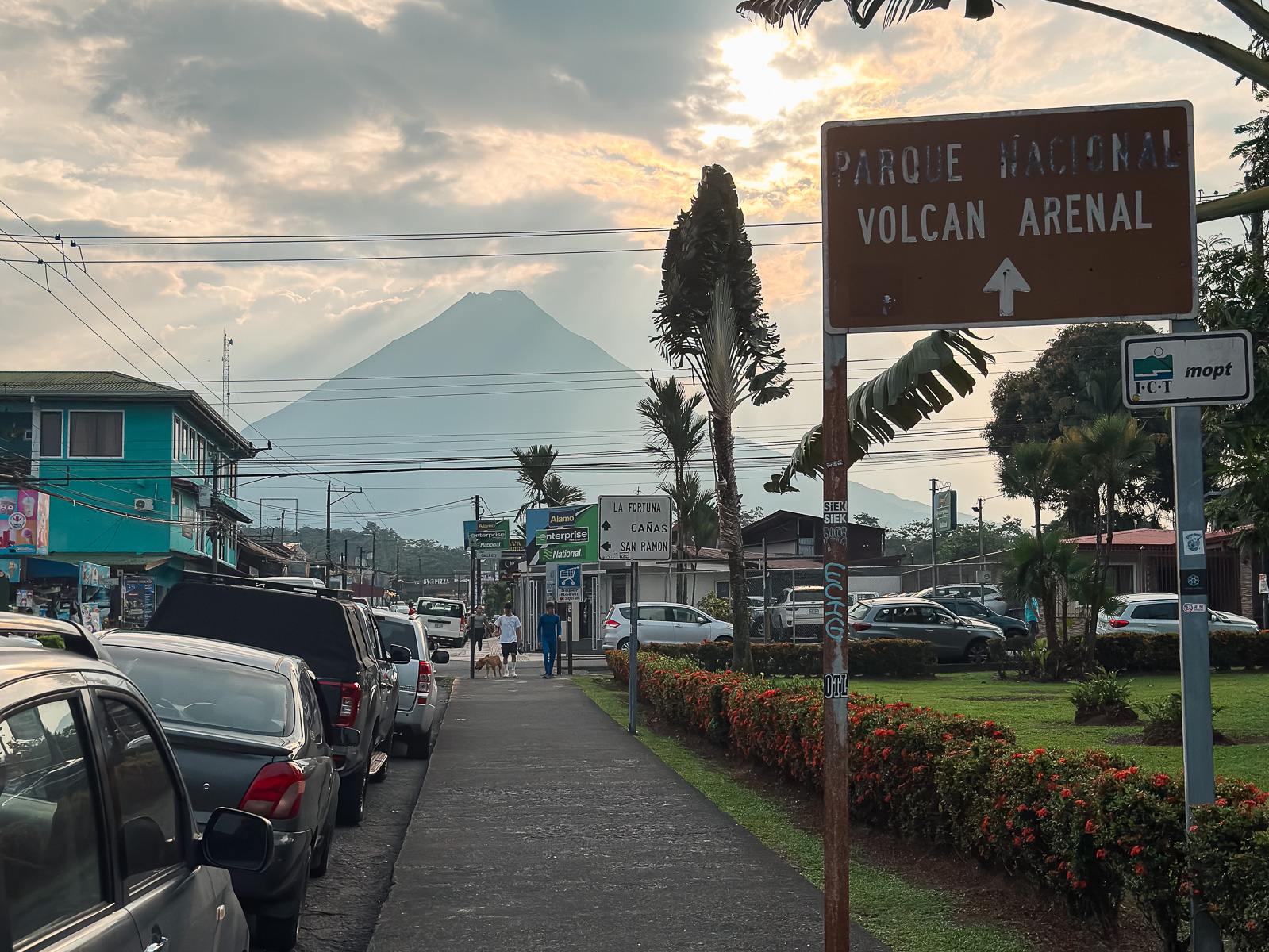 Camino desde el pueblo de La Fortuna hacia el Parque Nacional Volcán Arenal
