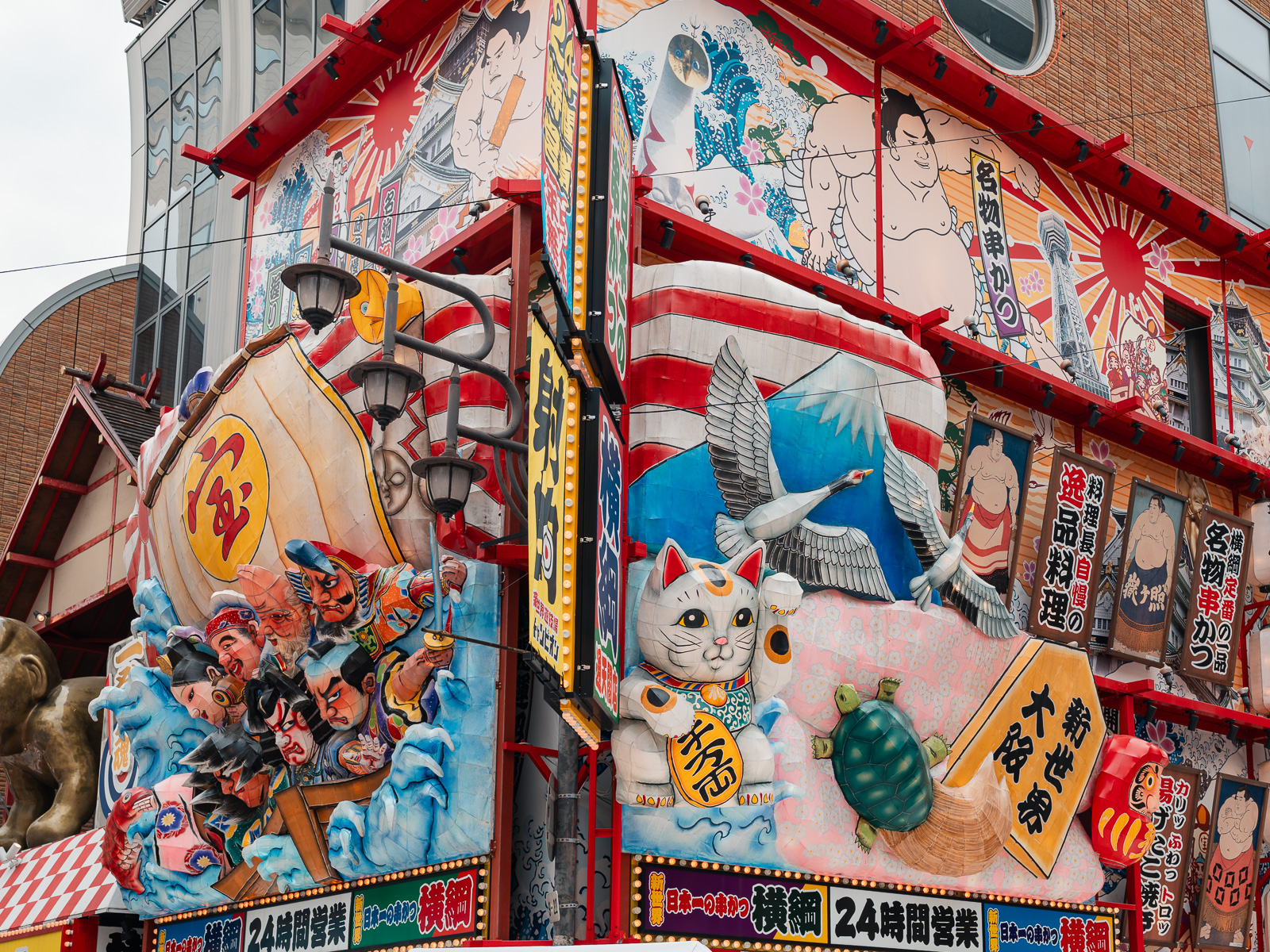 Cartelería colorida en Osaka, Japón.