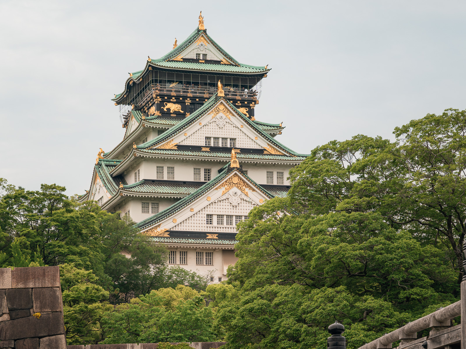 Castillo de Osaka y sus jardines durante el recorrido por la ciudad.