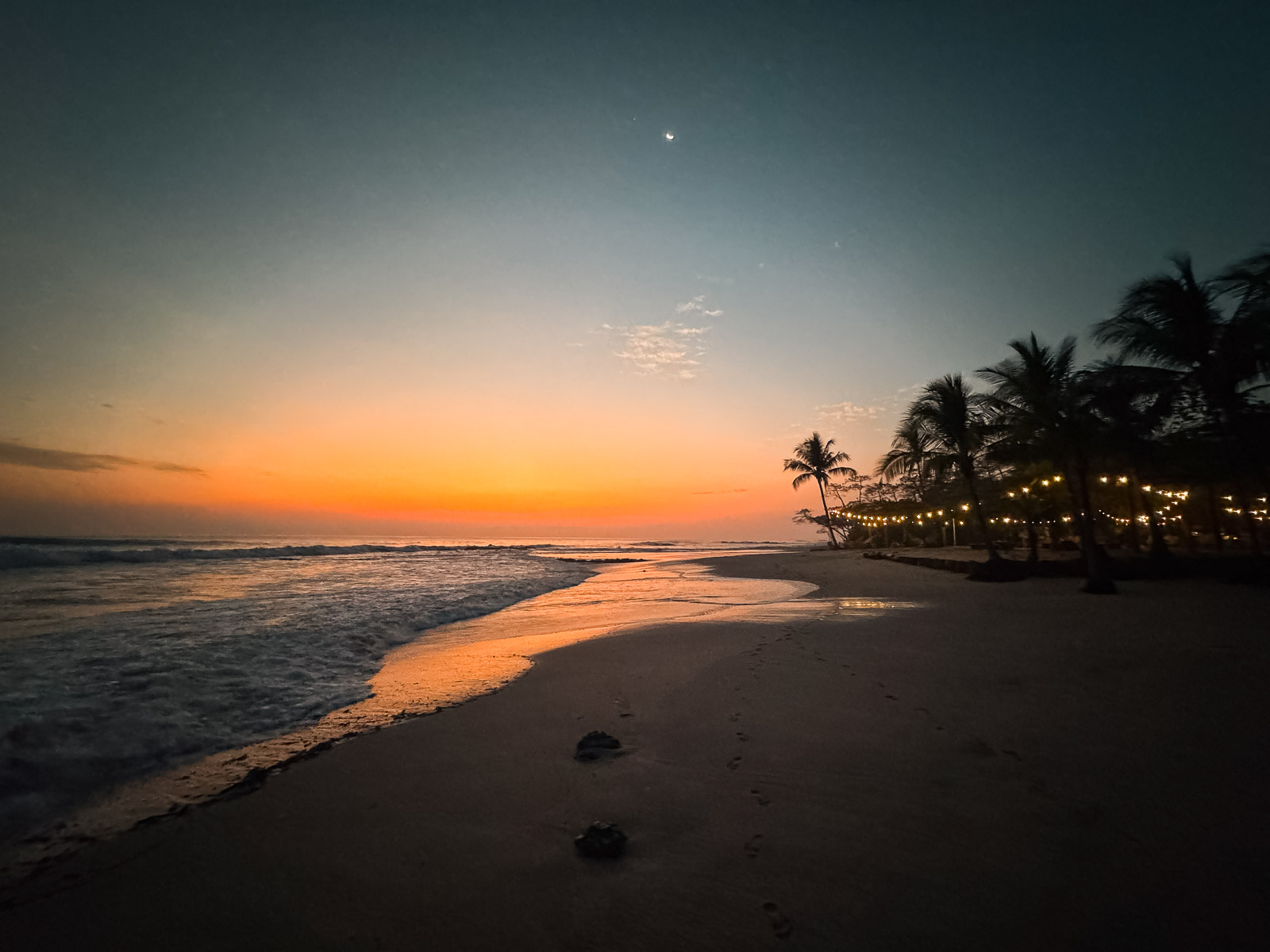 Costa de Santa Teresa con playa y vegetación tropical