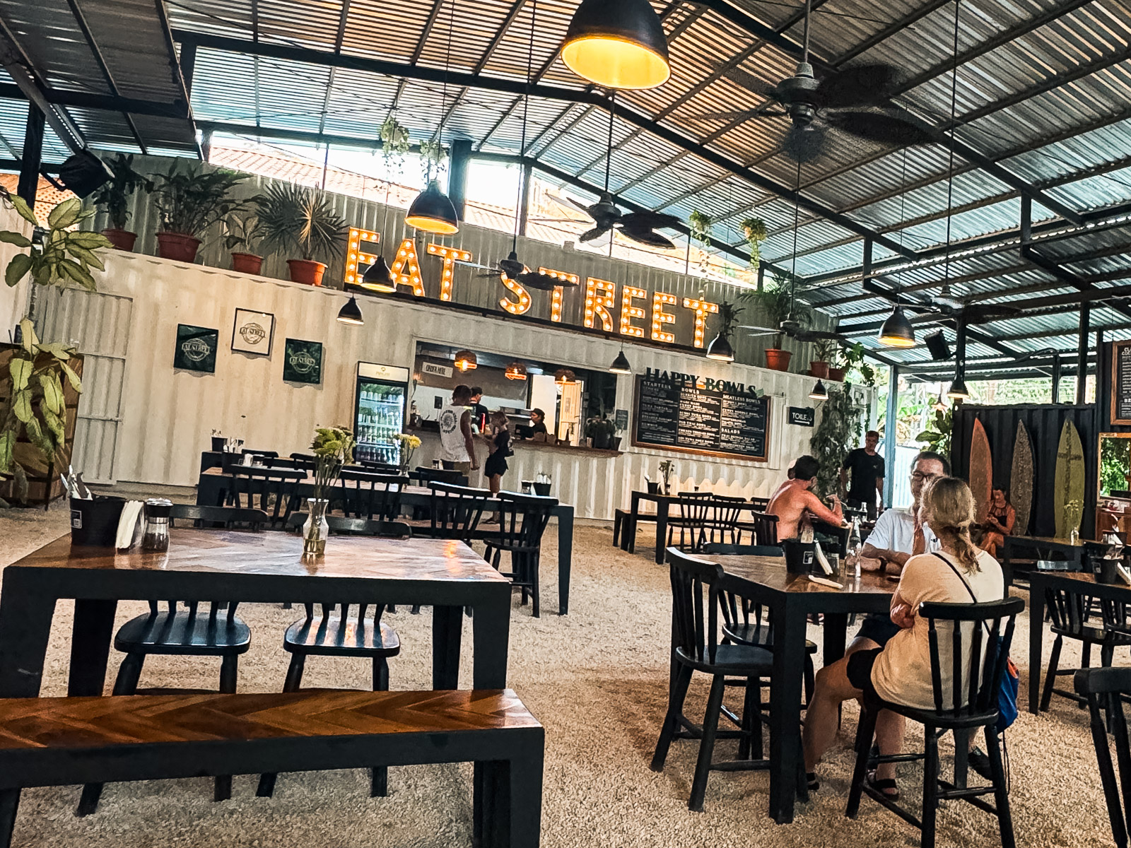Patio gastronómico Eat Street en Santa Teresa norte