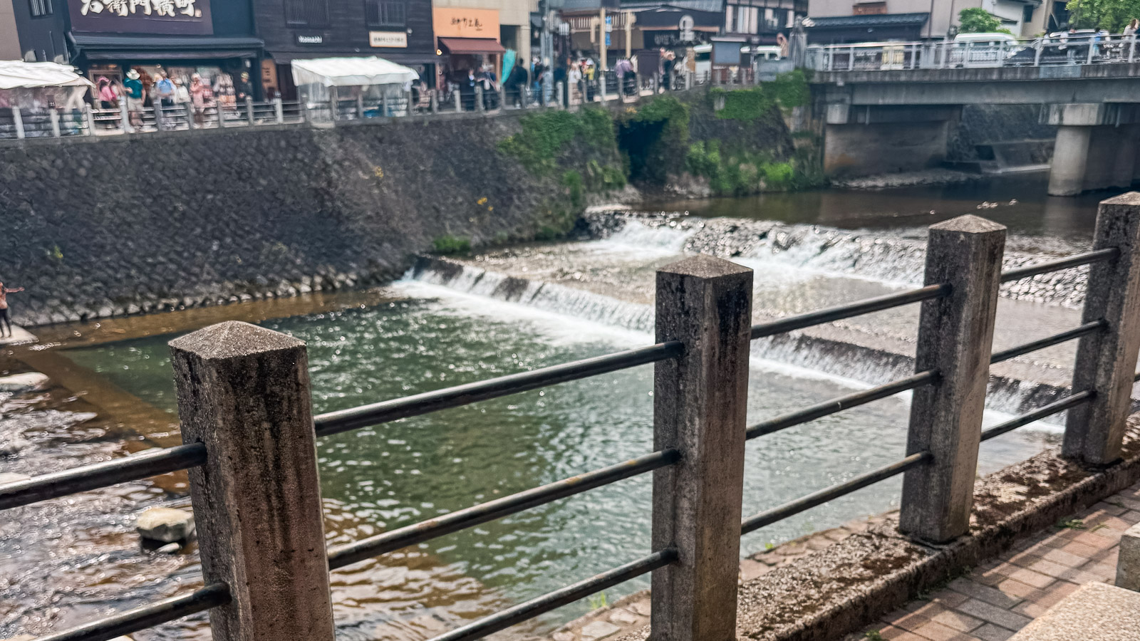 Café en Haiz Coffee Takayama junto al río en Takayama, Japón.
