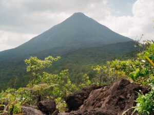 Lee más sobre el artículo La Fortuna, Costa Rica: volcanes, selva y Río Celeste después de varios días de playa