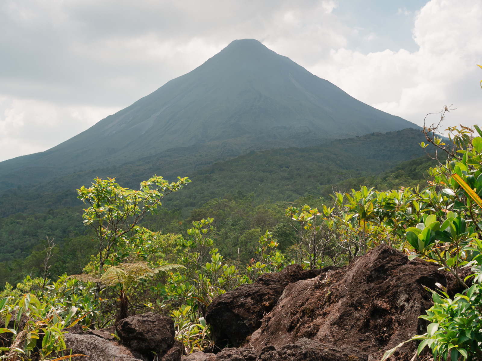 Piedras de lava con el Volcán Arenal de fondo