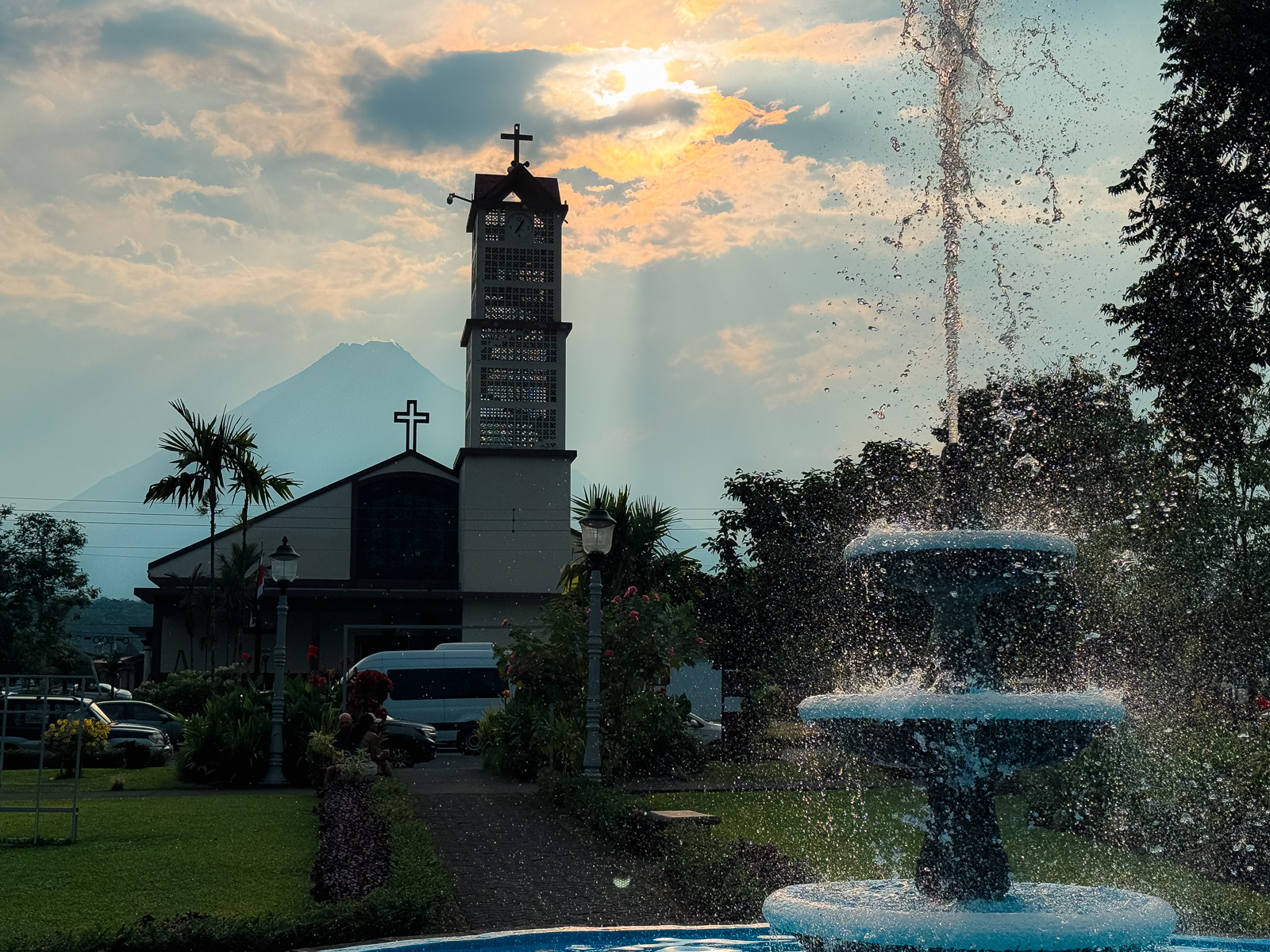Plaza del pueblo de La Fortuna con el Volcán Arenal de fondo