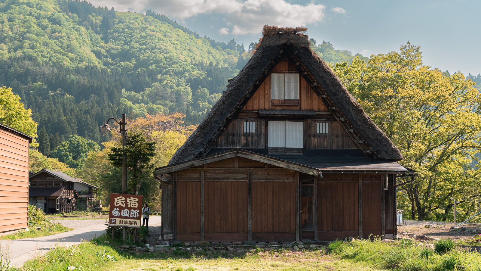 Calle del pueblo de Shirakawa-go con casas gassho-zukuri.