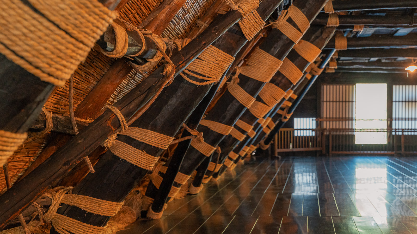 Interior de una casa museo tradicional en Shirakawa-go.