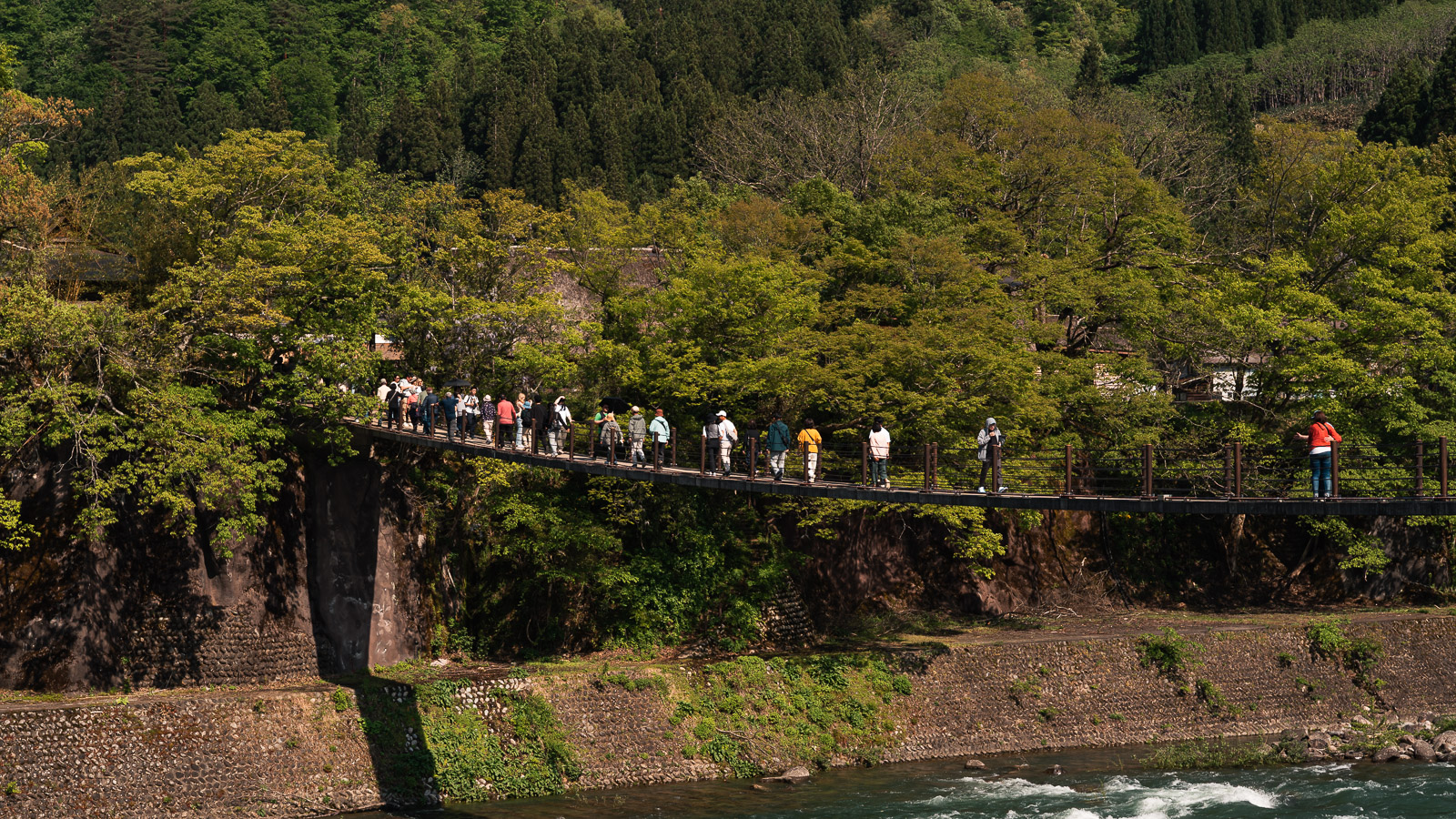 Puente de ingreso al pueblo de Shirakawa-go sobre el río.