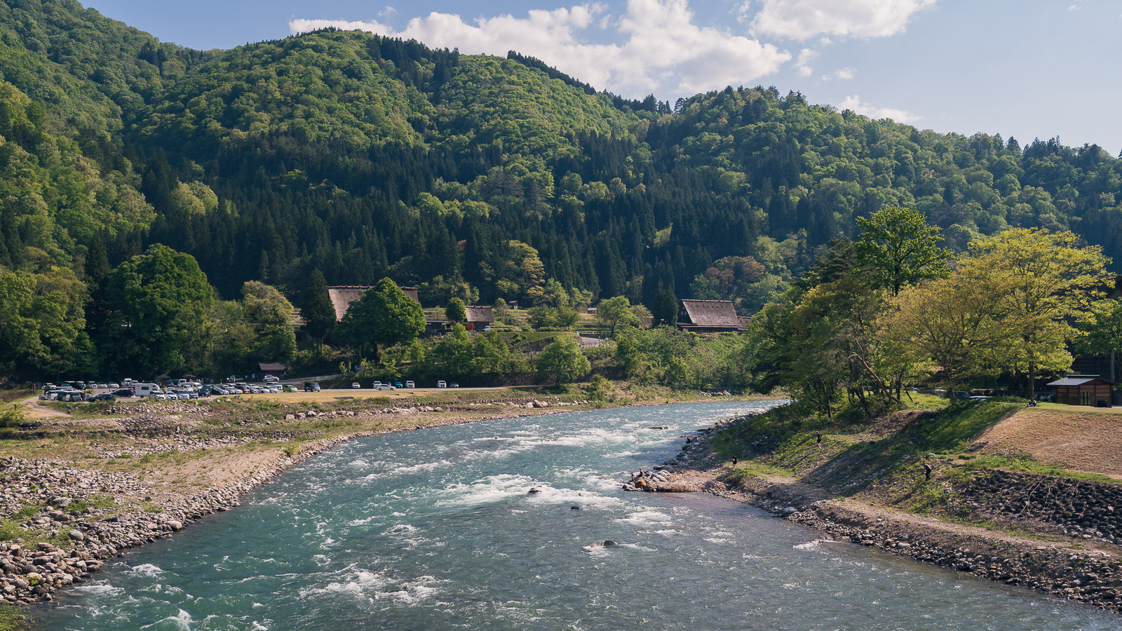 Río junto al pueblo histórico de Shirakawa-go en Japón.