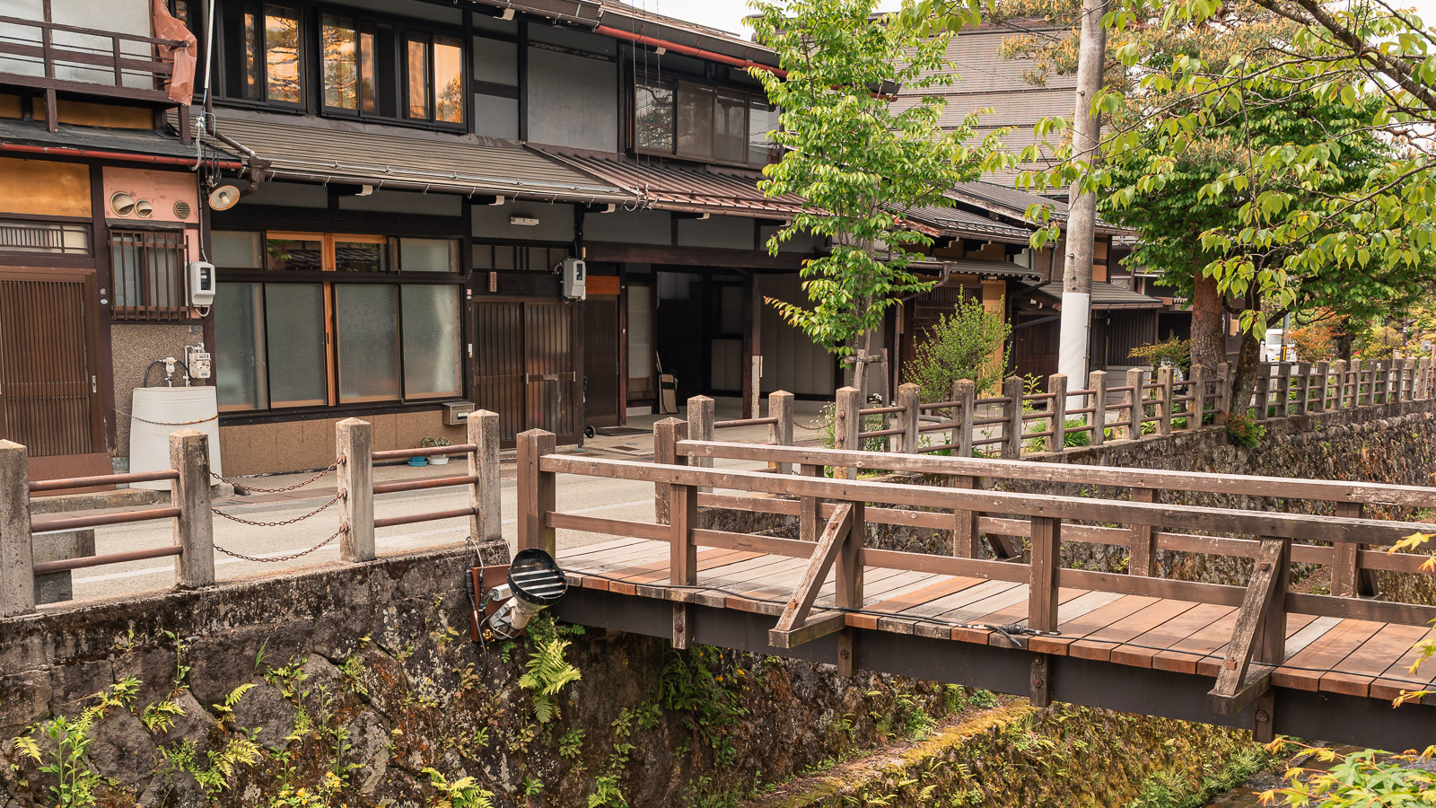 Puente y calles del centro de Takayama, Japón.