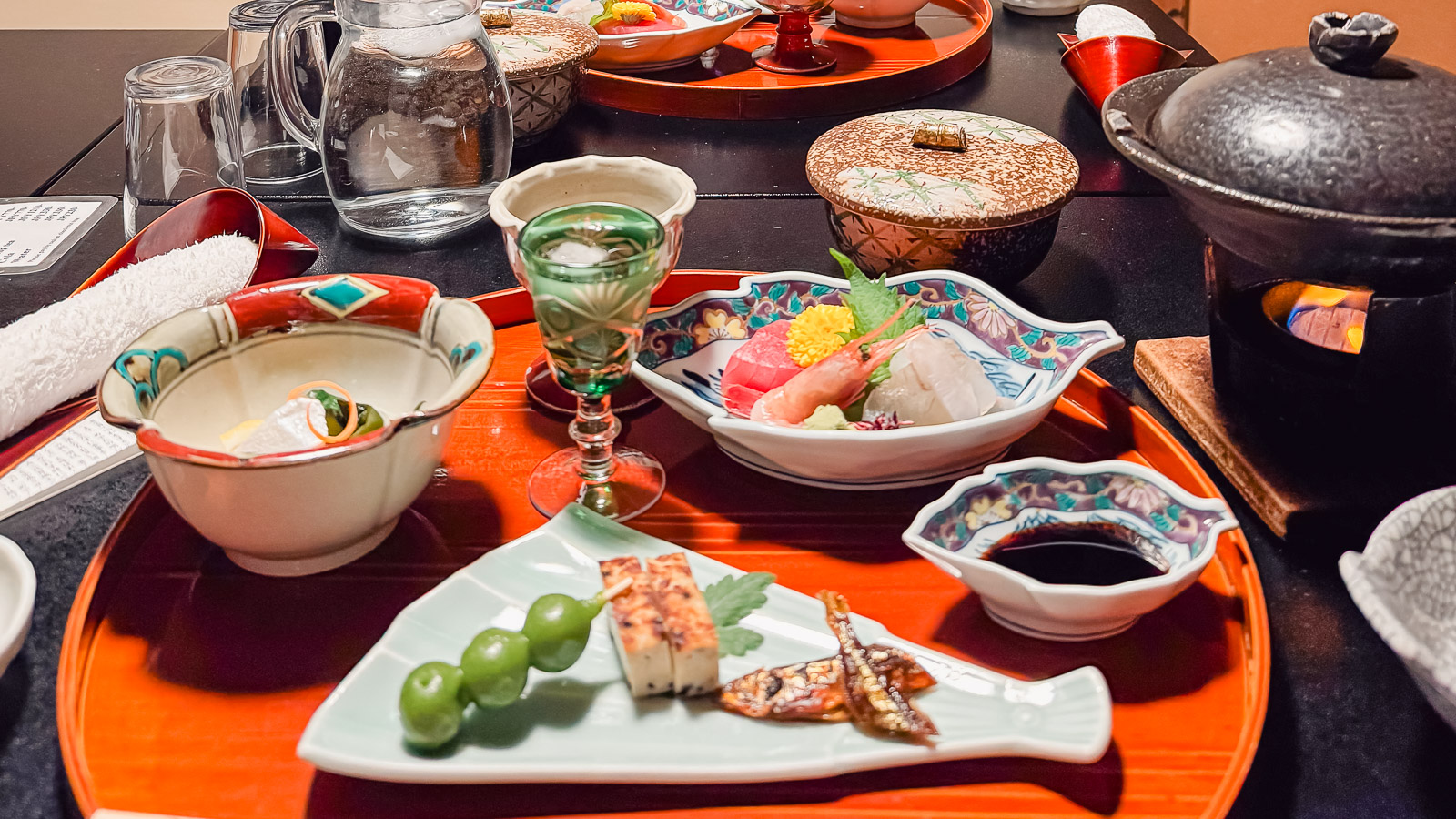 Cena tradicional japonesa servida en un ryokan de Takayama.