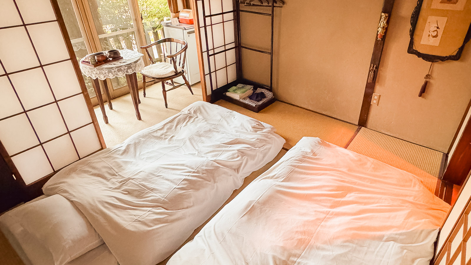 Habitación tradicional japonesa en un ryokan de Takayama.