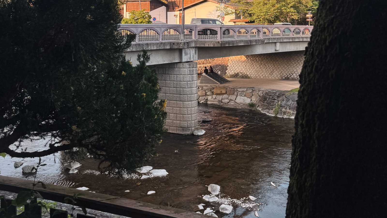 Visa desde la habitación del ryokan Sumiyoshi, junto al río de Takayama