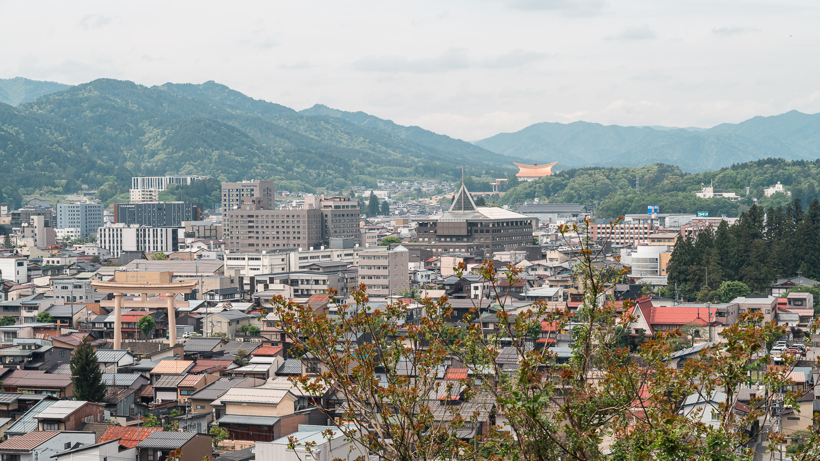 Vista aérea de Takayama desde una montaña cercana.
