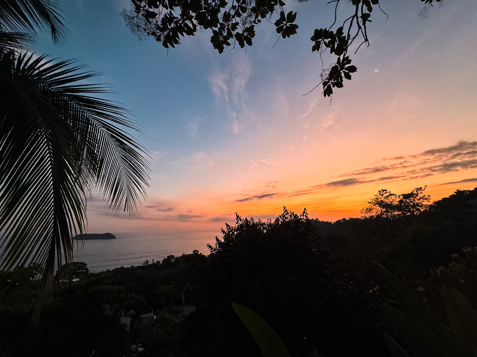 Vista en altura del mar y el atardecer en Manuel Antonio
