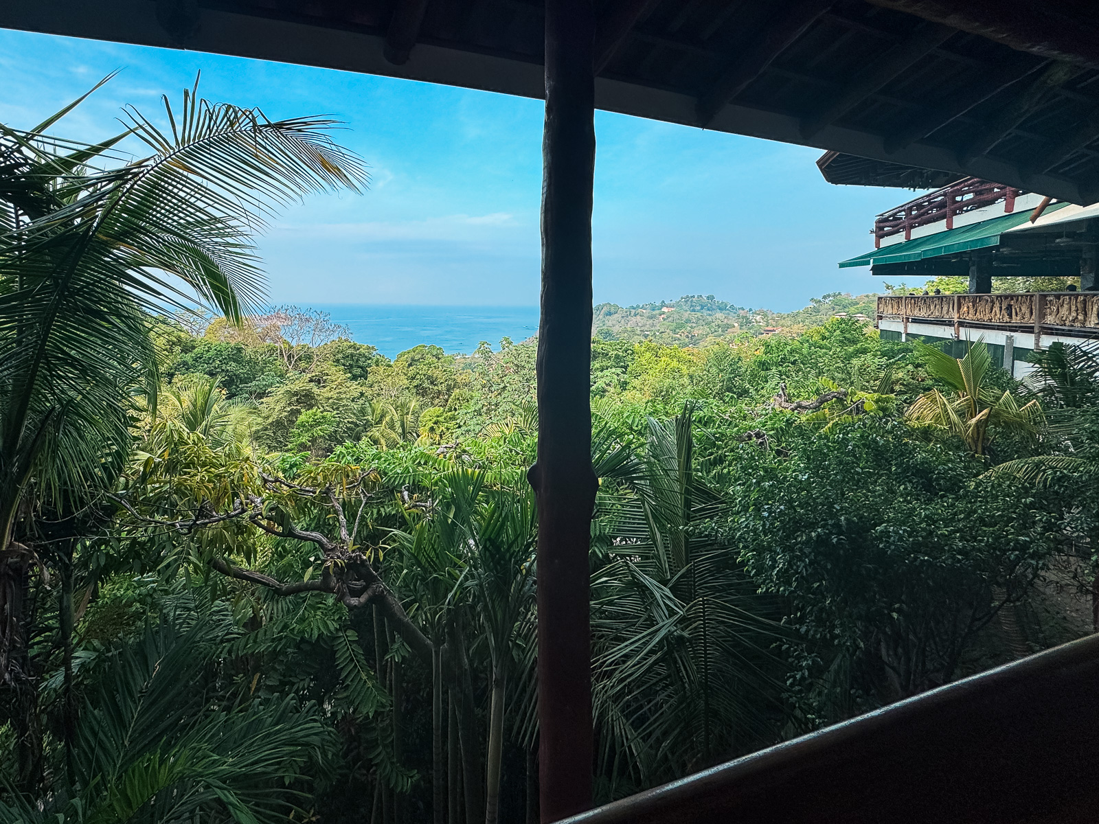 Vista al mar desde un restaurante en altura en Manuel Antonio