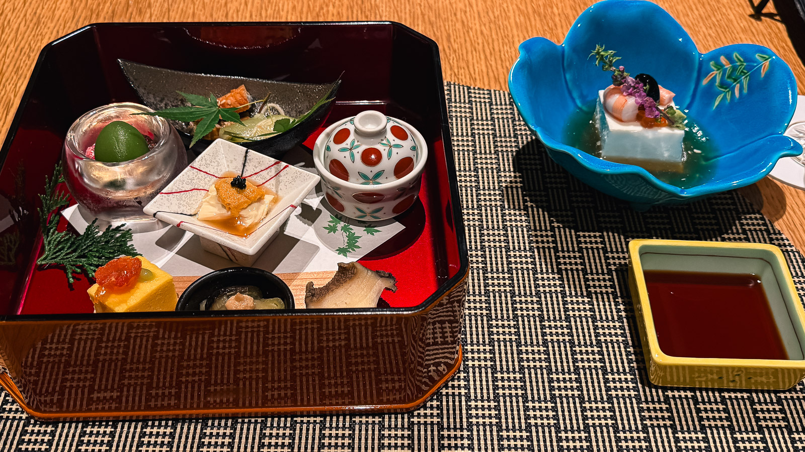 Paso de la cena tradicional japonesa en Yoshiike Ryokan.
