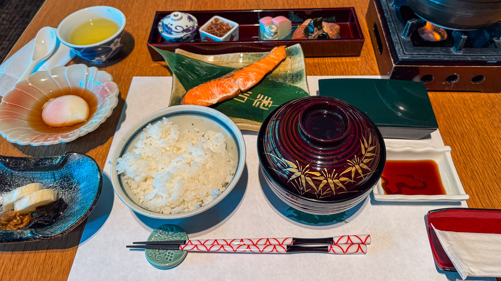 El desayuno tradicional japonés en Yoshiike Ryokan