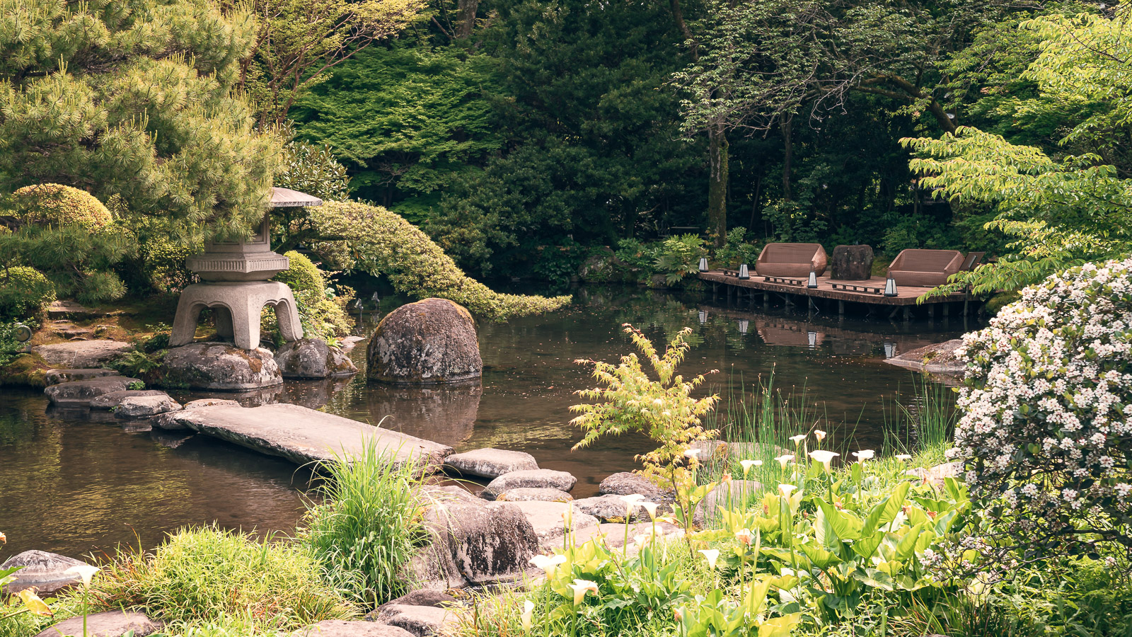 Jardines de Yoshiike Ryokan en Hakone, Japón.