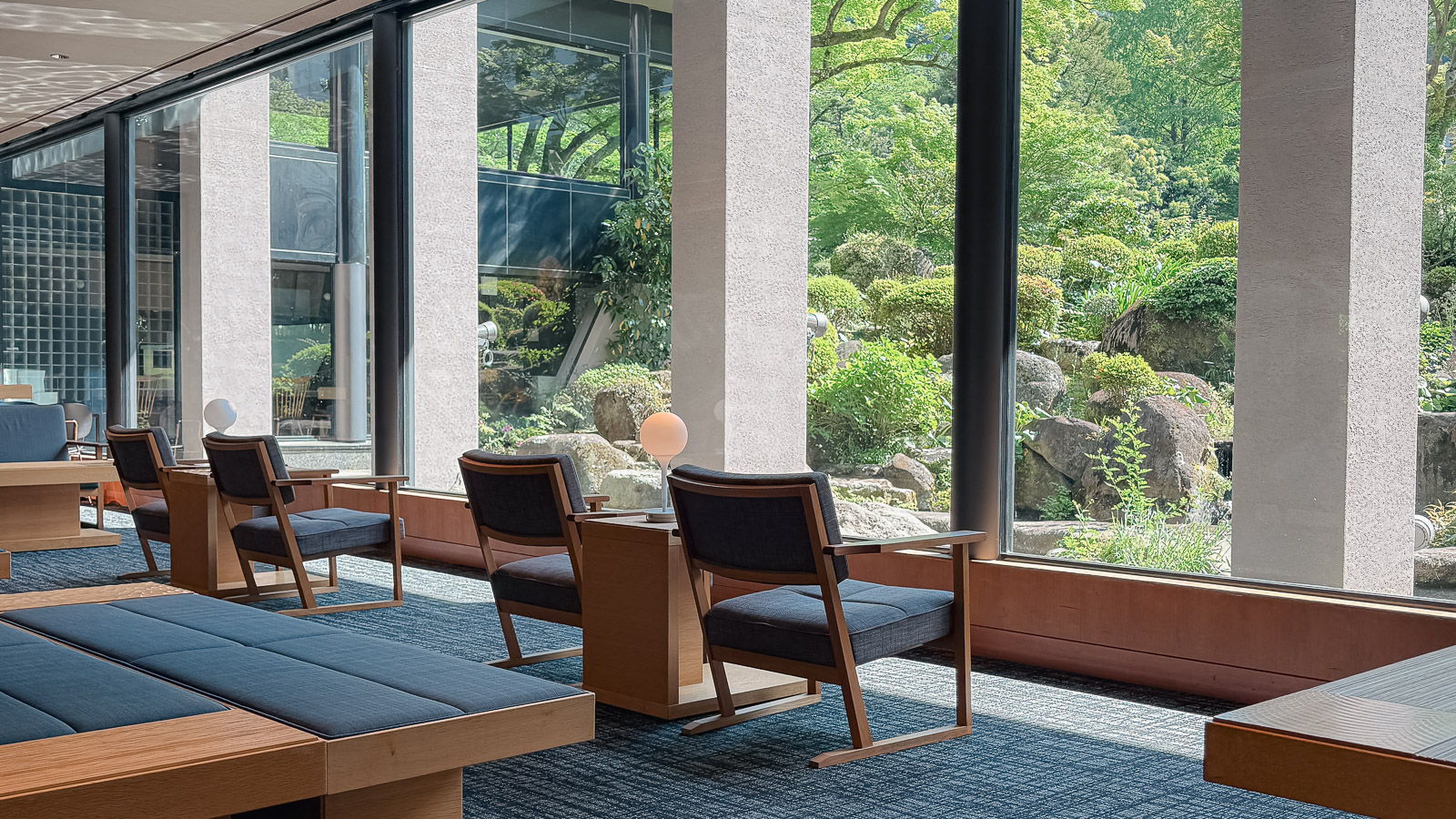 Sofás en la recepción de Yoshiike Ryokan con vista a los jardines.